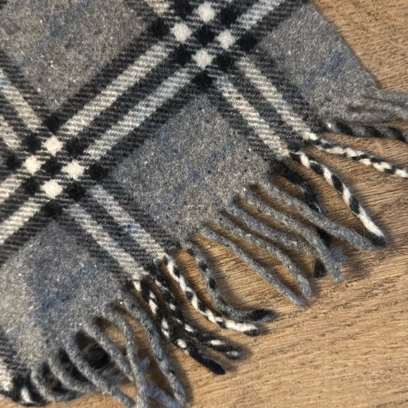 Burberry scarf - Picture 2 of 5